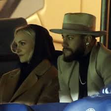 Depois de muita pressão dela, tenho que assumir. Janin Ullmann Und Neymar Gemeinsam Im Stadion Von Psg Stern De