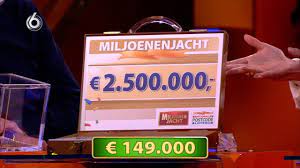 Deal or no deal is a game show with a unique format. Oei Finalist Heeft 2 5 Miljoen In Koffer Miljoenenjacht Youtube