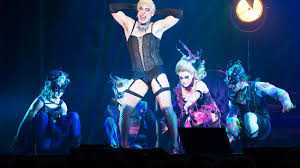 A straitlaced, square couple, seeking shelter from a storm, find themselves in the castle of a transgender alien mad scientist intent on creating a buff bodybuilder. Rocky Horror Show Klopapierwerfer Im Time Warp