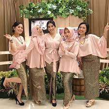 Model gamis pesta brokat 2020 yang mewah dan menawan. Intip 10 Inspirasi Baju Kebaya Modern Untuk Pesta Gotomalls