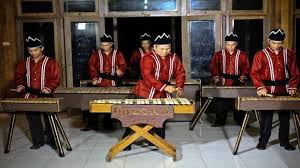 Tamborin berguna untuk mengiringi irama lagu yang bernuansa riang. Mengenal Kulintang Sebagai Alat Musik Perkusi Bernada Dari Kayu Asal Minahasa Sulawesi Utara 2 Sriwijaya Post