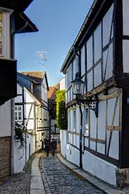 niedliche gasse von den kleinen dicht gedrangten fachwerkhausern des bescheidenen viertels ist heute nur noch das haus agidiens tourismus braunschweig ausflug