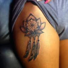 Comme cela a été évoqué précédemment, chaque tatouage a une signification. 60 Ideas Flowers Tattoo Thigh Dream Catchers Tattoos Lotus Tattoo Design Feather Tattoos