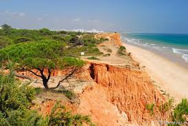 Algarve zawsze leżało trochę na uboczu. Klify Nad Plaza Praia Da Falesia Algarve Poludniowa Portugalia Favorite Places Beach Algarve