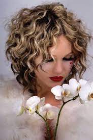 Gestrahnte Mittellange Locken Locken Frisuren Frisuren Mit Locken Mittellang Kurze Haare Dauerwelle