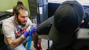 Gratis cadeauverpakking beschikbaar op aanvraag! Tattoo Artist Offers Second Chances Covering Up Racist Tattoos For Free Wfmynews2 Com