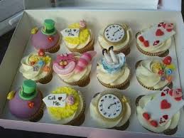 The magic of these cupcakes is in the decoration. Alice In Wonderland Alice In Wonderland Cupcakes Alice In Wonderland Birthday Alice In Wonderland Cakes