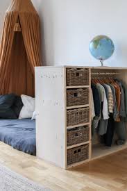 Ich Will Mich Anziehen Tutorial Fur Ein Diy Mobel Das Schrank Und Bucherregal Ist In 2020 Montessori Furniture Shelf Decor Bedroom Diy Furniture
