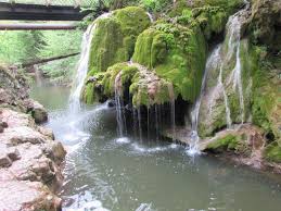 Peisajul ieşit din comun este creat de un izvor subteran. Cascada BigÄƒr In Pericol Din Cauza Viiturilor Video