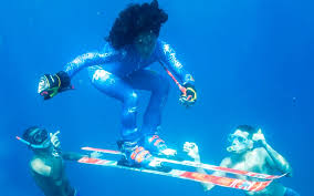 Federica brignone vince il super gigante della coppa del mondo di sci sulla pista volata in val di fassa. Federica Brignone Dalla Neve All Acqua Di Mare Traiettorie Liquide Silhouette Donna