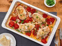 Ricetta Petto Di Pollo Gratinato Al Forno Con Parmigiano E Pomodorini Il Club Delle Ricette Ricetta Ricette Petto Di Pollo Ricette Di Petto Di Pollo