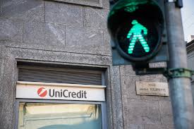 L'arco senese all'ingresso di palazzo salimbeni, sede centrale del monte dei paschi di siena. Italy Unicredit Intensify Talks On Takeover Of Monte Paschi Bloomberg