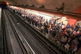 La jefa de gobierno de la ciudad de méxico, claudia sheinbaum, confirmó que se realizarán todas las investigaciones necesarias para determinar las causas del accidente en el paso elevado de la línea 12 del metro. Cuanta Gente Viaja En Metro En La Ciudad De Mexico El Economista