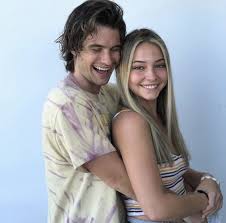 Madelyn Cline Chase Stokes In 2020 Couples Outer Banks The Pogues