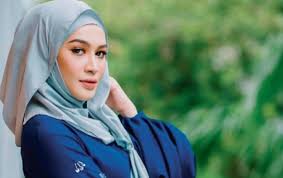 Suami niena baharun dedah sisi wajah 'baby a' menerusi laman instagram (ig), suami kepada pelakon datin niena baharun iaitu datuk aliff firdaus abdul hadim telah memperlihatkan wajah sisi anak sulung mereka yang buat sementara ini dipanggil 'baby a'. Biodata Amaniena Binti Kamarul Baharun Pemegang Watak Antagonis Bernama Husna