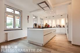 Traum Kuchen Projekt By Fliesenrabatte Dortmund Welche Fliesen Passen Am Besten Zur Neuen Traumkuche Flies Holzfliesen Kuche Kuchen Layouts Kucheneinrichtung