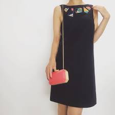 pucci柄のプレートが胸元に キュートでどこかヴィンテージ感のあるドレス dress emiliopucci bag serpuimarie エミリオプッチ セルプイマリー wedding party dress partydress occasion パーティ ワンピース 結婚式 二次会 パーティドレス