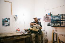 El Artesano De Los Acordeones De Ciudad De Mexico The New York Times