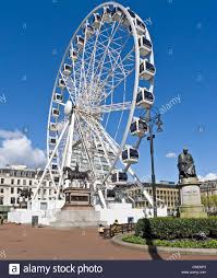 Die burrell collection zählt zu den wichtigsten sehenswürdigkeiten in glasgow. Wheel Of Glasgow In George Square Glasgow Schottland Prasentiert Von Grossen Sehenswurdigkeiten Der Stadt Mit Statue Von James Watt Recht Stockfotografie Alamy