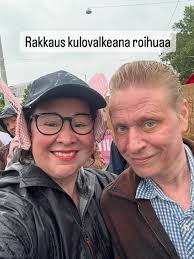 Suomalaista kulttuurielämää ei voi tuntea, eikä suomalaista politiikkaa  ymmärtää ilman maakuntien kiertämistä. Tämän viikonlopun saimme kiertää  Etelä-Pohjanmaata itse Antti Kurvisen isännöimänä. Matka alkoi  tutustumisella nykyaikaiseen maitotilaan ...