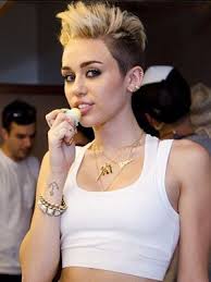 The star's mom tish cyrus gave her the cut with help from hairstylist sally it should come as no surprise that miley cyrus is one of the celebrities who has been having fun with their hair while in quarantine. 7 Ways To Style Short Hair By Miley Cyrus