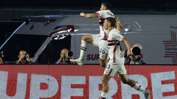 S&atilde;o Paulo vence Red Bull Bragantino, encerra jejum de quatro meses no Brasileir&atilde;o e respira contra o rebaixamento - ESPN