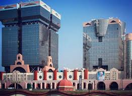 Um homem não pode ser definido apenas pelas asneiras que fez na vida. Image Result For Amoreiras Tomas Taveira Arquitectura Arquitectos Azulejos