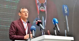 Manisa ve i̇zmir arasında süregelen eğitim süreci geçirdi. Chp Grup Baskanvekili Ozgur Ozel Ikiyuzlulugun Fotografi