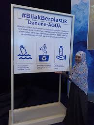 Buang sampah pada tempatnya gambar poster logo dan kata. Komitmen Danone Aqua Dalam Kampanye Gerakan Bijak Berplastik Cerita Anisa
