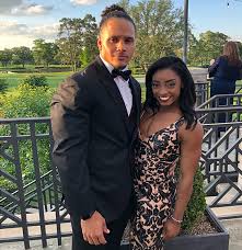 Simone biles's boyfriend, nfl football player jonathan owens, is standing by her side during the tokyo olympics. Simone Biles Age 21 Gymnast Dwts Star S Boyfriend Who S She Dating