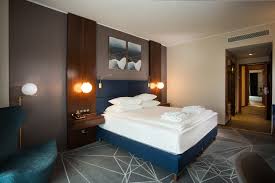 Va punem la dispozitie 2camere standard single (2stele) 6 camere superioare single ( 3 stele), 2 camere double ( 2 stele), 14 camere superioare double ( 3 stele), 2 junior apartament ( 3 stele), 2 senior apartamente ( 3 stele), o sala de conferinte si business room pentru 50 persoane, p. Interviu Ce Se IntamplÄ Cu Un Hotel De 5 Stele Atunci Cand Este Adoptat De Brandul Hilton Hotel Invest