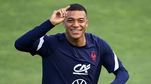 His father wifried mbappe comes from cameroon, his mother is the former handball player fayza lamari, who was born in algeria. Fc Bayern News Kylian Mbappe Spricht Uber Fcb Wechsel