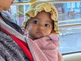 Gambar gratis: Bayi Asia yang lucu dengan topi kekuningan di kepalanya