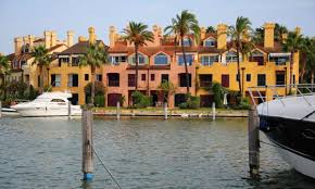 Estilo de vida, inmobiliaria, servicios, mantenimiento de villas y apartamentos, concierge, property management abrumadoras son las peticiones que diariamente estamos teniendo de clientes interesados en la compra de parcelas y casas en sotogrande. Sotogrande Donde El Lujo Se Esconde Gente Y Famosos El Pais