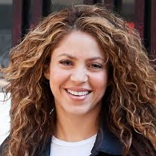 Shakira isabel mebarak ripoll (/ʃəˈkɪərə/; Shakira Just Dyed Her Hair Fire Engine Red See The Photos Allure