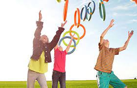 Planea juegos a gran escala para adolescentes que impliquen estrategia, trabajo en equipo y actividad física, al tiempo que aprovechas la noche para que sea aún más estimulante. Divertidos Juegos Al Aire Libre Para Hacer Con Ninos Juegos