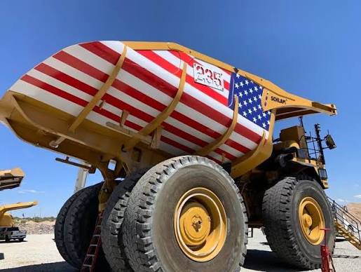 HAPPY 250TH FROM AMERICAS COPPER CHAMPION FREEPORT-MCMORAN‼️This Fourth of July, their haul trucks are carrying more than copper! At our Arizona Bagdad mine these new haul truck beds feature the American flag