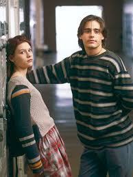The Most Iconic Fashion Moments Of The 90s 90s Fashion 90s Couples 90s Fashion Trending