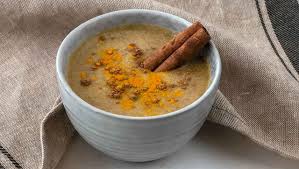 Heisse Bananenmilch Mit Kurkuma Und Zimt Paleo360 De Rezept Bananenmilch Lebensmittel Essen Rezepte