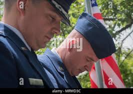 Le colonel Juan Alvarez de la Force aérienne des États-Unis (à gauche),  377e commandant du Groupe de soutien de la mission et officier président,  serre la main avec le lieutenant-colonel Daniel Rigsbee,
