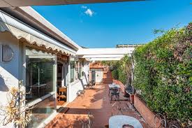 Vendesi appartamento napoli centro, adiacenze c.so garibaldi, più precisamente in via tristano caracciolo. Luminoso Appartamento Con Terrazzo Panoramico Attico In Vendita Napoli Sotheby S Realty Italy