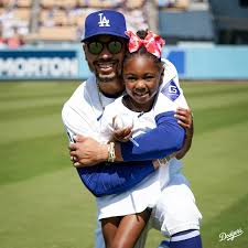 Mookie's daughter Kynlee surprised her dad for Kids Take the Field before  the game. 🥹