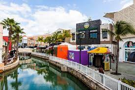 Cuenta con muchas tiendas y restaurantes para todos los gustos. They Have A Bottega Veneta Boutique Review Of La Isla Shopping Village Cancun Mexico Tripadvisor