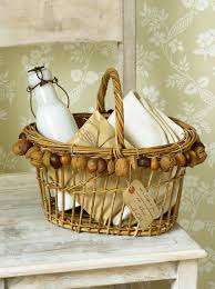 Un Panier Decore De Graines Panier En Osier Panier Panier Deco