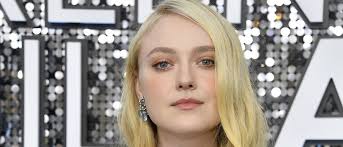 Nacktbaden! Dakota Fanning & Elizabeth Olsen tun's | Promiflash.de