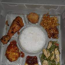 Nasi Kotak Menu Ayam Bakar Telor Balado Bergedel Kentang Tempe Manis Mie Sayur Kacang Hrg Inbox Ya Makanan Dan Minuman Makanan Kacang