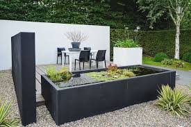 Www Gartentipps Com Wp Content Uploads 2017 04 Terrrasse Puristisch Teich Jpg Gartenmobel Design Hintergarten Moderne Landschaftsgestaltung