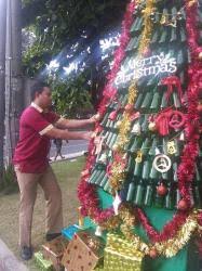 Kamu bisa menciptakan kreasi pohon natal dengan menggunakan botol bir atau wine bekas. Buat Pohon Cemara Dari Botol Bekas Minuman Tribun Bali
