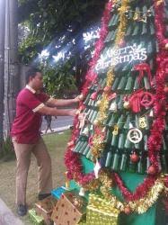 Hasil karya anak tk dan sd abdi kasih bangsa membuat hiasan natal menggunakan barang bekas seperti botol aqua,botol sprite. Buat Pohon Cemara Dari Botol Bekas Minuman Tribun Bali