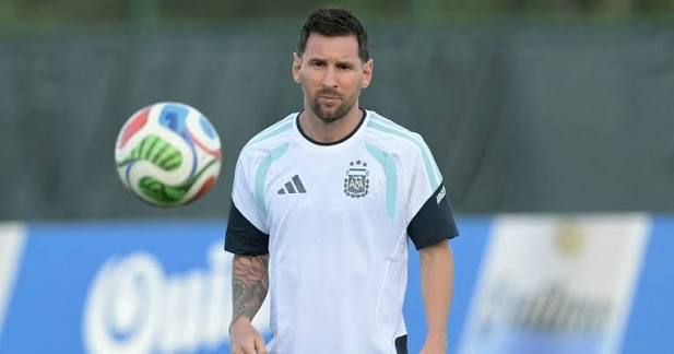😳 Lionel Messi's genius isn't just in his feet, but in a “spatial x-ray” mind that processes the pitch faster than anyone else. Often criticized for walking, this low-energy “lull” is actually